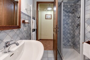 Dusche, Haartrockner, Handtücher