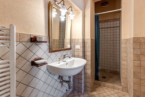Dusj, hårføner og håndklær