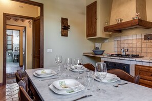 Fridge, oven, stovetop, coffee/tea maker