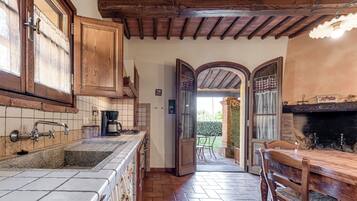 Kühlschrank, Ofen, Herdplatte, Wasserkocher mit Kaffee-/Teezubehör