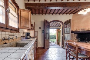 Geladeira, fogão, cooktop, cafeteira/chaleira