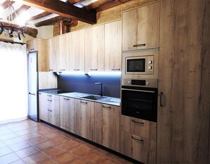 Fridge, microwave, oven, stovetop - Country House 'Casa Larralde' with Shared Pool, Wi-Fi and Air Conditioning (Bisimbre)