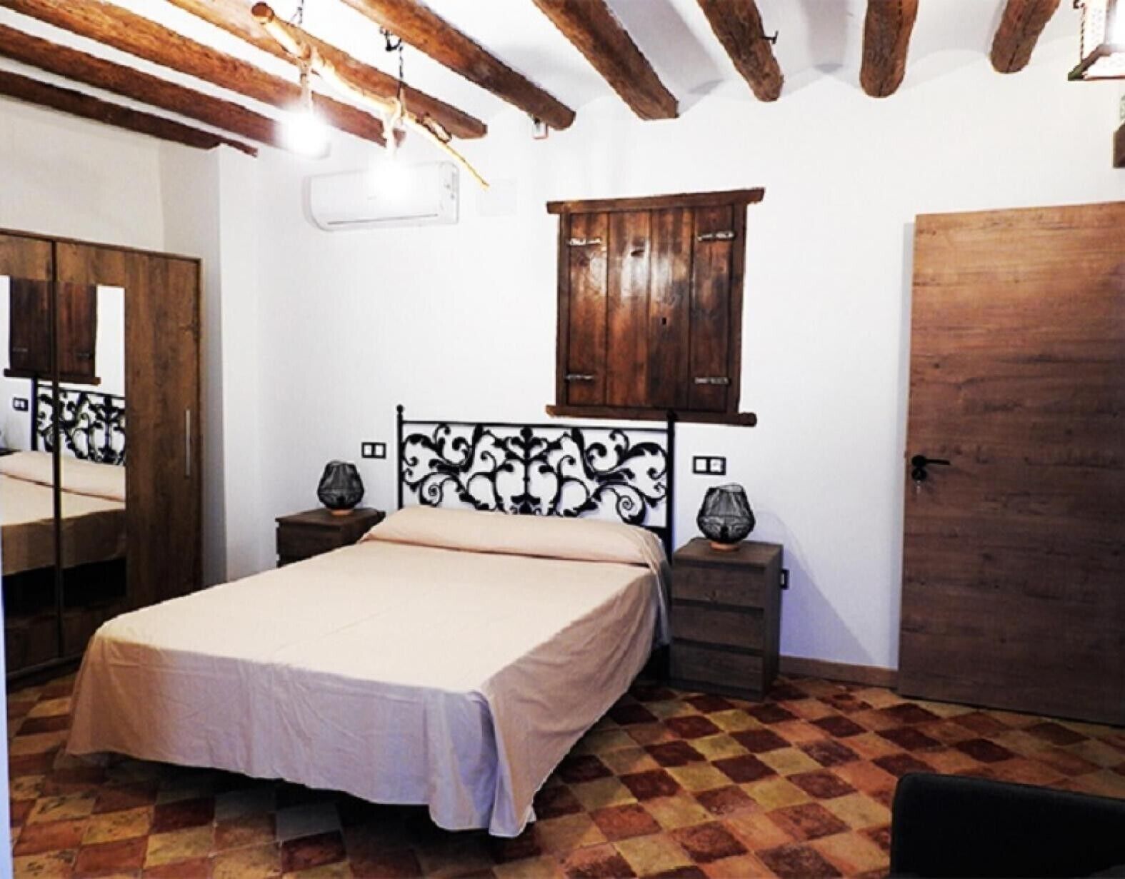 5 slaapkamers, een strijkplank/strijkijzer, gratis wifi, beddengoed