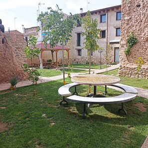 Outdoor dining - Country House 'Casa Larralde' with Shared Pool, Wi-Fi and Air Conditioning (Bisimbre)