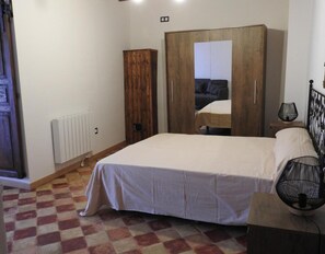 5 bedrooms, iron/ironing board, free WiFi, bed sheets