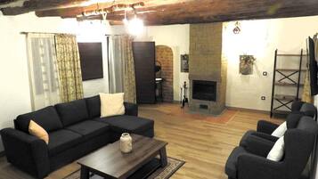 Een televisie en een open haard