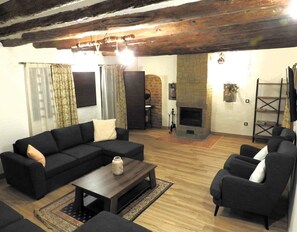TV, fireplace - Country House 'Casa Larralde' with Shared Pool, Wi-Fi and Air Conditioning (Bisimbre)