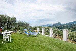 Terrace/patio - Villa 'Angelina' with Sea View, Wi-Fi and Air Conditioning (Lavagna)