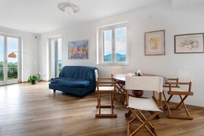 TV, fireplace - Villa 'Angelina' with Sea View, Wi-Fi and Air Conditioning (Lavagna)