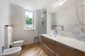 Shower, hair dryer, towels - Villa 'Angelina' with Sea View, Wi-Fi and Air Conditioning (Lavagna)