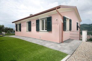 Exterior - Villa 'Angelina' with Sea View, Wi-Fi and Air Conditioning (Lavagna)