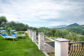 Property grounds - Villa 'Angelina' with Sea View, Wi-Fi and Air Conditioning (Lavagna)