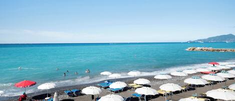 Una playa cerca