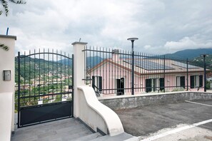 Property grounds - Villa 'Angelina' with Sea View, Wi-Fi and Air Conditioning (Lavagna)
