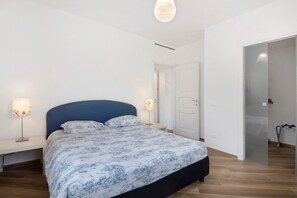 A bedroom with a bed, bedside tables, and a wardrobe. - Villa 'Angelina' with Sea View, Wi-Fi and Air Conditioning (Lavagna)