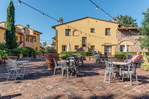 Outdoor dining - Apartment 'Le Tre Civette' with Shared Pool, Private Garden and Wi-Fi (San Miniato)