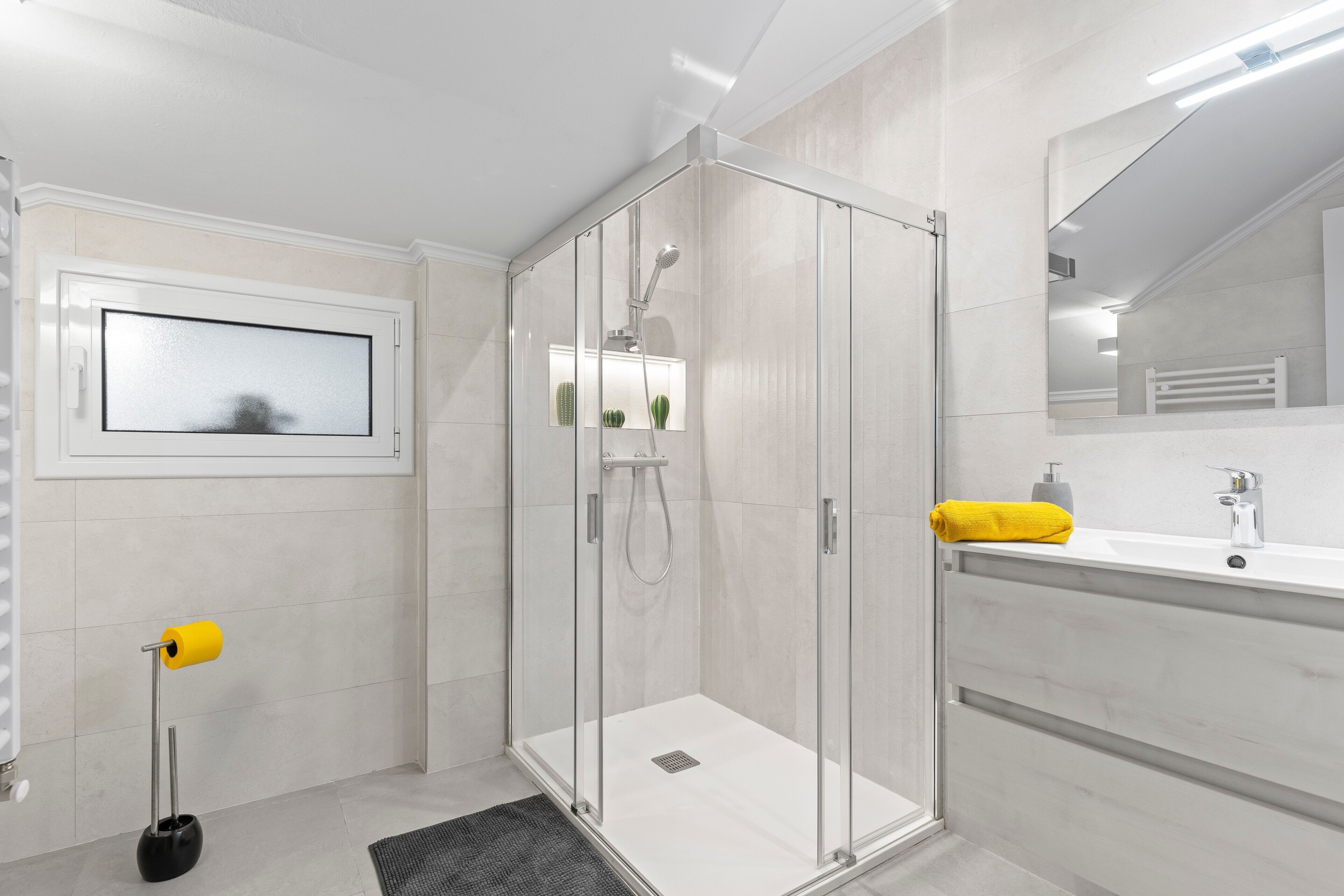 Een douche, een haardroger, handdoeken