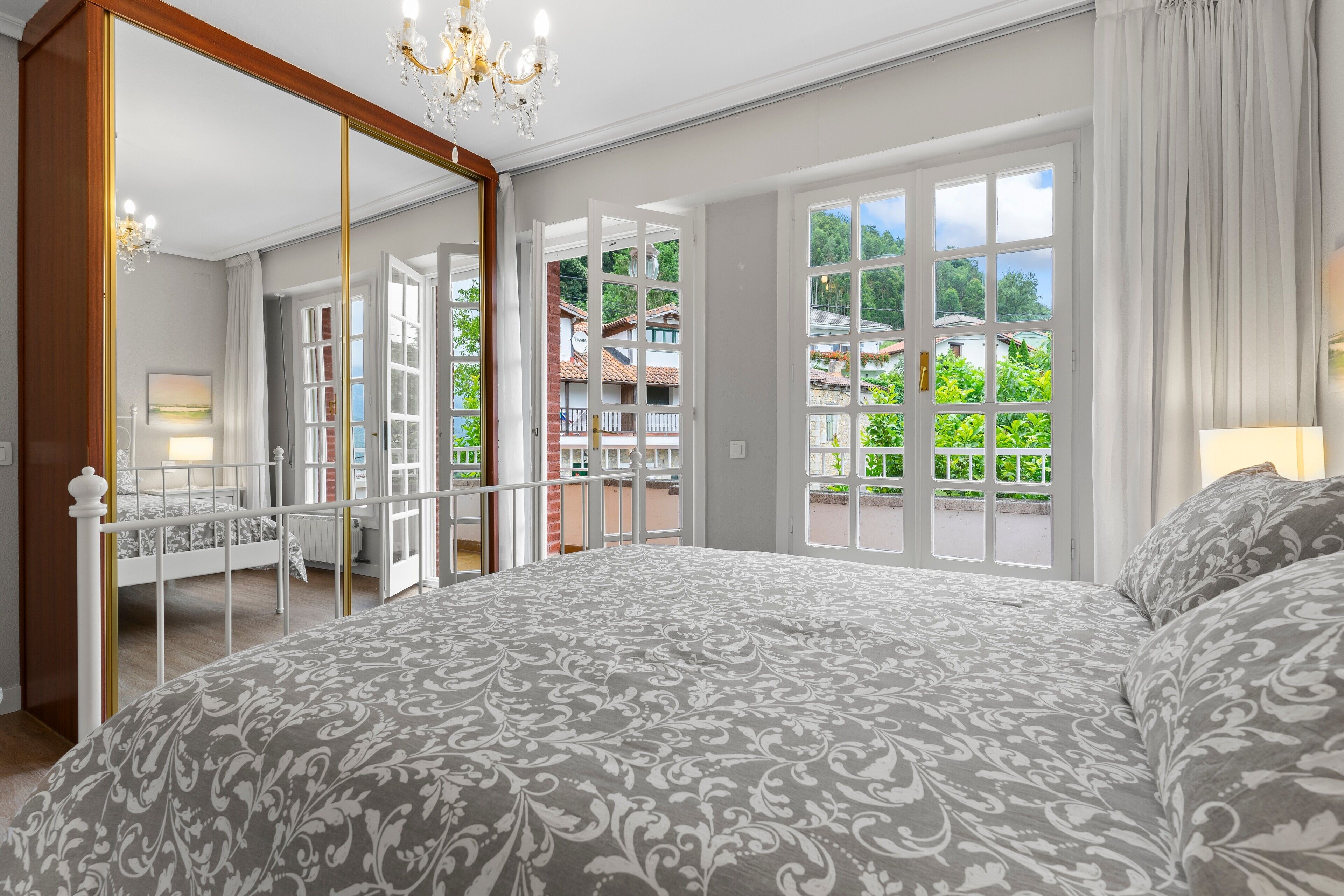 5 slaapkamers, een strijkplank/strijkijzer, gratis wifi, beddengoed