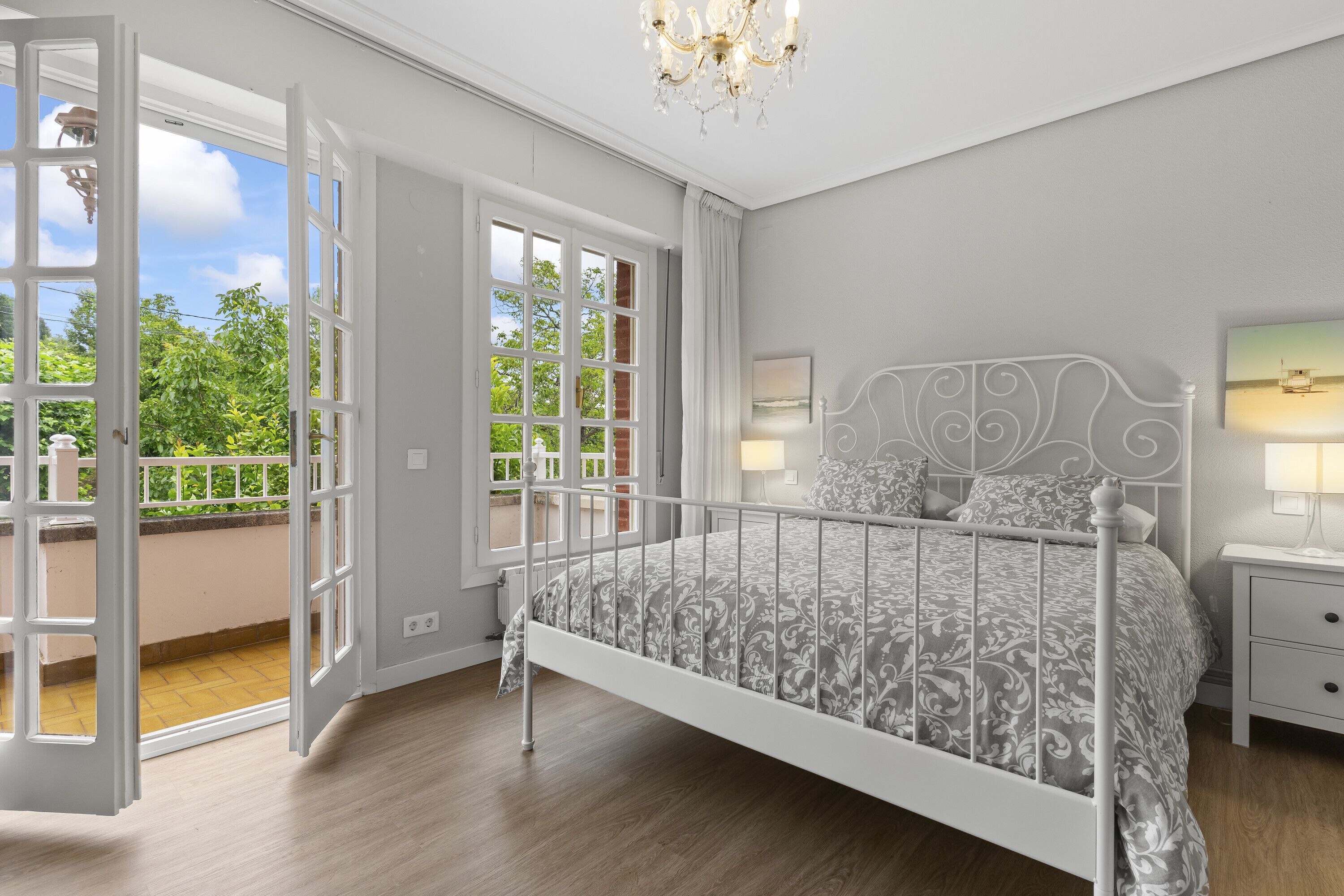 5 dormitorios, tabla de planchar con plancha, wifi gratis y ropa de cama