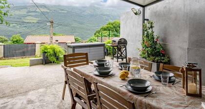 Casa rural 'Casamentera' con vistas a la montaña, terraza privada y Wi-Fi