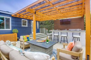 Terrace/patio - Windansea Family Retreat - a beautiful 3bd fully renovated home walking distance to the beach. (La Jolla)