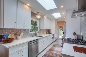 Mikrobølgeovn, ovn, kogeplade, opvaskemaskine