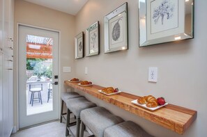 Dining - Windansea Family Retreat - a beautiful 3bd fully renovated home walking distance to the beach. (La Jolla)