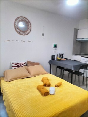 1 habitación, escritorio, tabla de planchar con plancha y wifi gratis