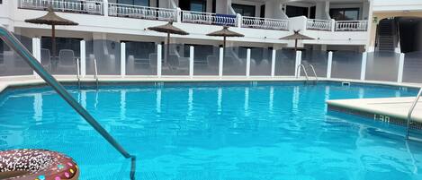 حمّام سباحة خارجي، حمّام سباحة مُدفَّأ