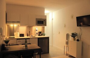 Fridge, microwave, stovetop, coffee/tea maker - Tipaki Home en el Corazón de los Cristianos, Apartamento Ideal Para Parejas (CN)