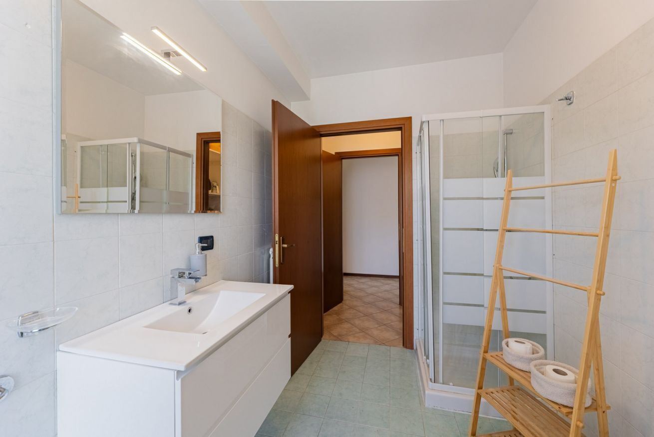 Douche, sèche-cheveux, bidet, serviettes fournies