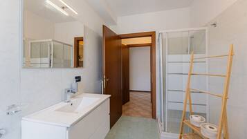 Douche, sèche-cheveux, bidet, serviettes fournies
