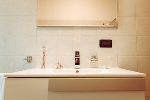 Dusche, Haartrockner, Bidet, Handtücher