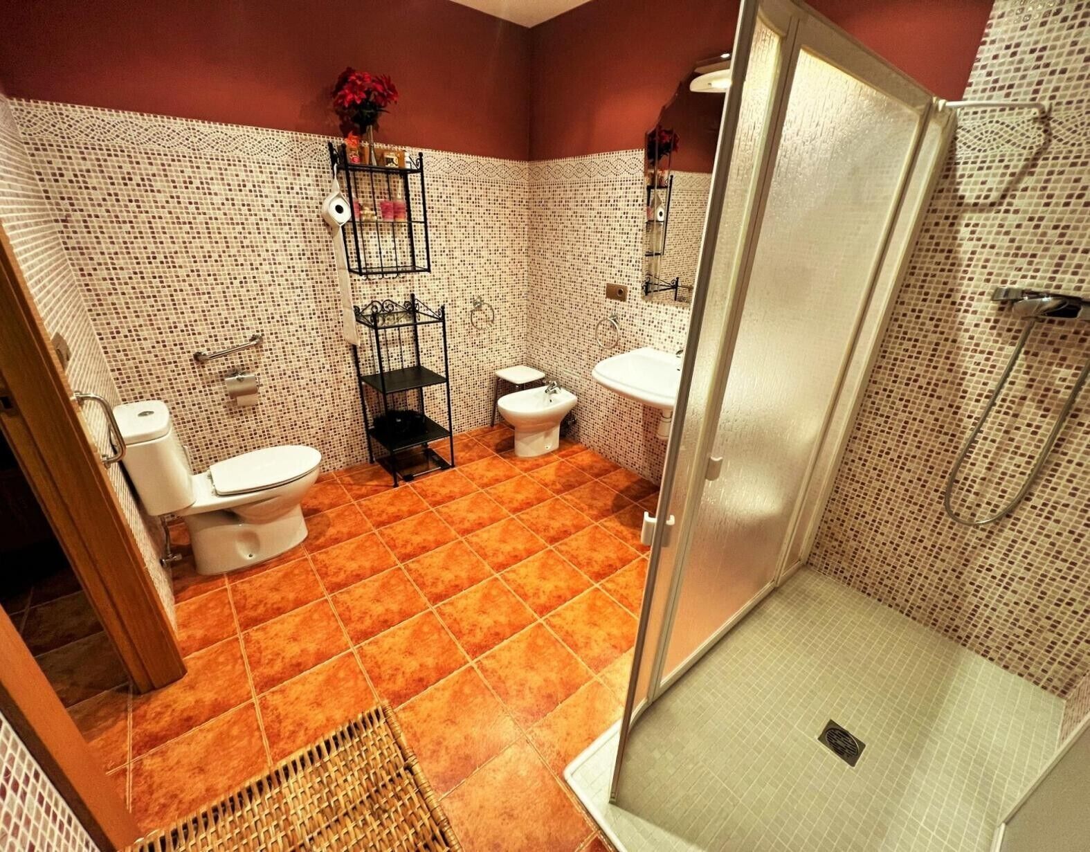 Un baño con inodoro, bidé y ducha.
