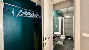A bathroom with a white sink, a toilet, and a shower. - Torino Centro, Romano Suite (Torino)