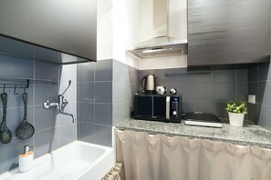 Geladeira, cooktop, cafeteira/chaleira