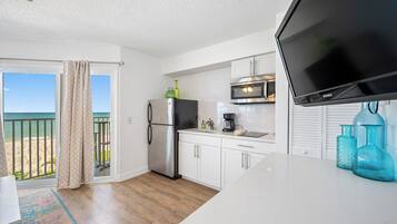 Frigorifero, microonde, piano cottura, macchina per tè/caffè