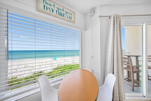 Dining - š¹BBC #212 - Step Into Gulf Coast Heaven! Heated Pool! Gulf Front! (Belleair Beach)