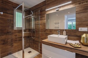 Dusche, Haartrockner, Handtücher