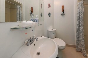 Een haardroger, handdoeken, zeep, shampoo