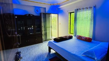 Standard-Doppelzimmer, Balkon, Stadtblick | Schallisolierte Zimmer, Bügeleisen/Bügelbrett
