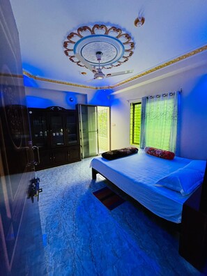 Standard Double Room, Balcony, City View | Kalis bunyi, seterika/papan seterika 