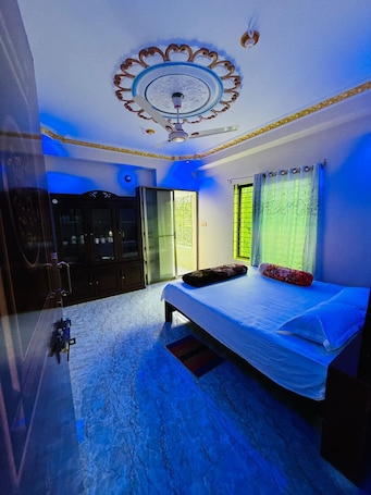 Standard Double Room, Balcony, City View | Soundproofing, iron/ironing board