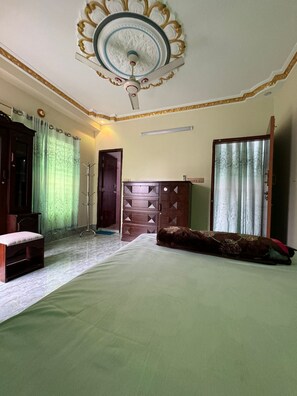 Standard Double Room, Balcony, City View | Kalis bunyi, seterika/papan seterika 