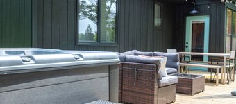 Getaway on the Green - Private Hot Tub on Golf Course & Pet Friendly