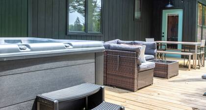 Getaway on the Green - Private Hot Tub on Golf Course & Pet Friendly