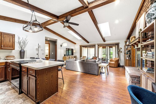 Getaway on the Green - Private Hot Tub on Golf Course & Pet Friendly