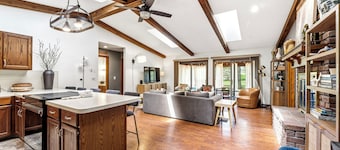 Getaway on the Green - Private Hot Tub on Golf Course & Pet Friendly