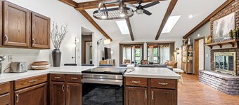 Getaway on the Green - Private Hot Tub on Golf Course & Pet Friendly
