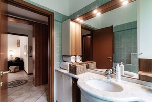 Dusche, Haartrockner, Bidet, Shampoo